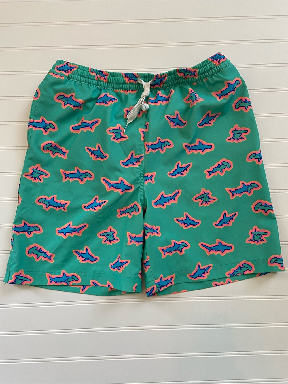 chubbies “The Apex Swimmers” Trunks Pink & Blue Shark Print Youth XL (18-20)